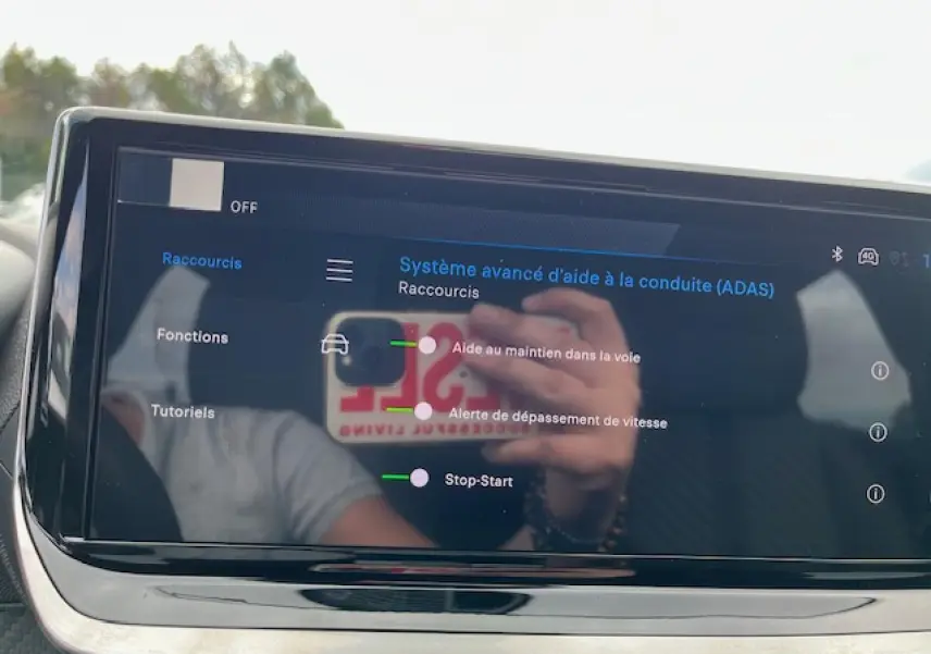 Écran tactile 10 pouces du système d'aide à la conduite Peugeot 2008 affichant les réglages ADAS.