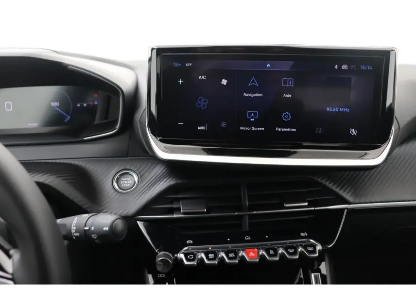 Vue rapprochée de l’intérieur du Peugeot 2008 2026, écran tactile 10’’ HD et tableau de bord numérique avec démarrage sans clé.