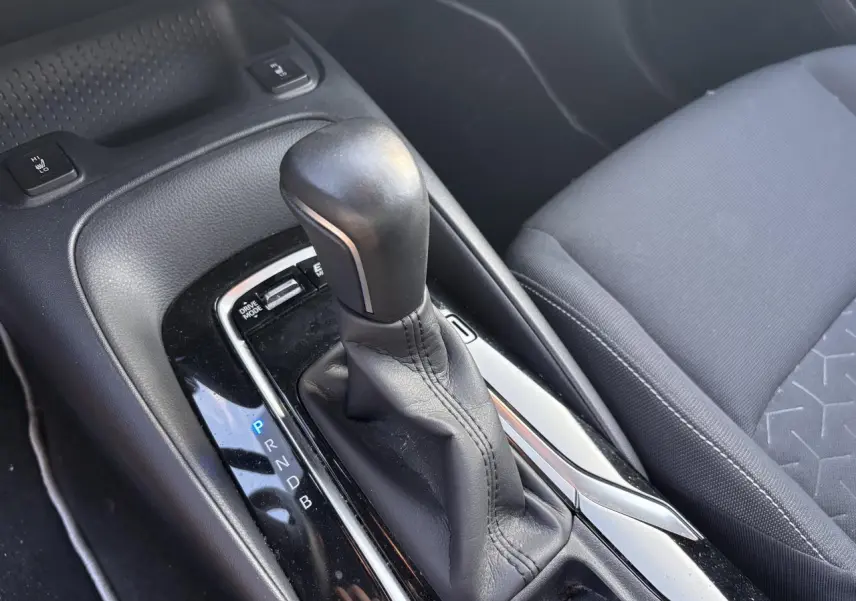 Le levier de vitesses automatique noir de la Toyota Corolla hybride 2020, vu en gros plan côté console centrale.