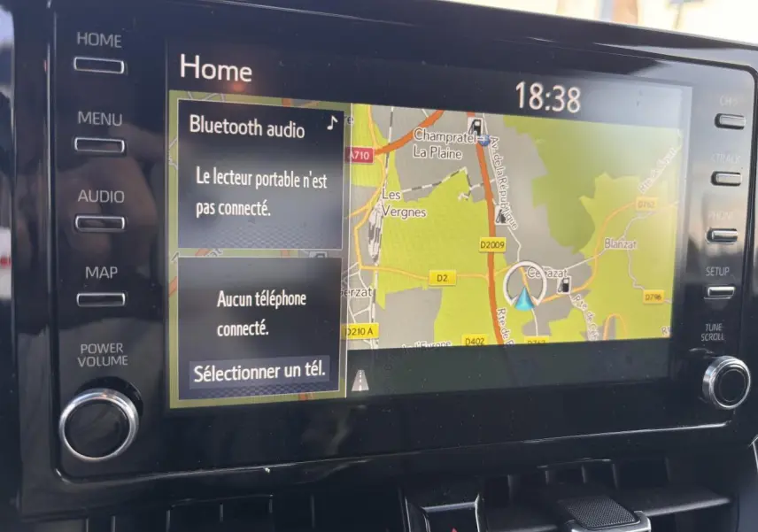 Écran central tactile de la Toyota Corolla hybride 2020 affichant la navigation et les options Bluetooth à 18h38.