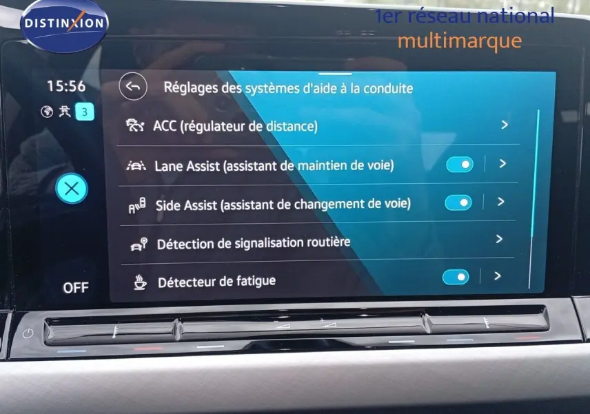 Écran tactile du système d'aide à la conduite de la Volkswagen Golf VIII bleu Atlantique, affichant les réglages d'assistances.