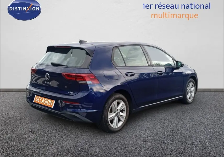 Volkswagen Golf VIII bleu Atlantique métal vue 3/4 arrière côté droit sur fond neutre avec plaque occasion.