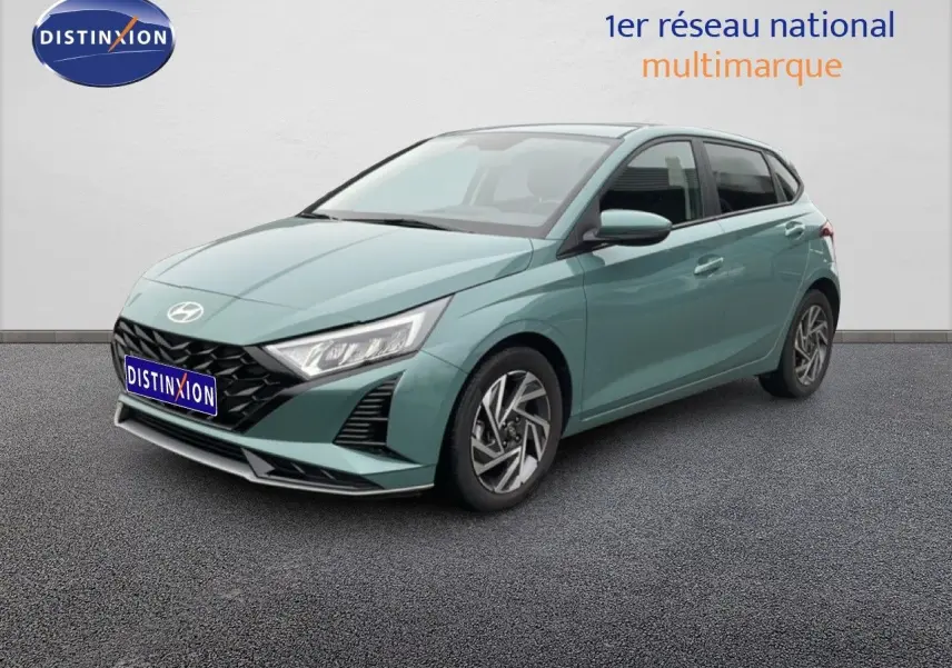 Hyundai i20 2025 vert mangrove métal vue 3/4 avant droit avec jantes alliage et calandre noire distinctive.