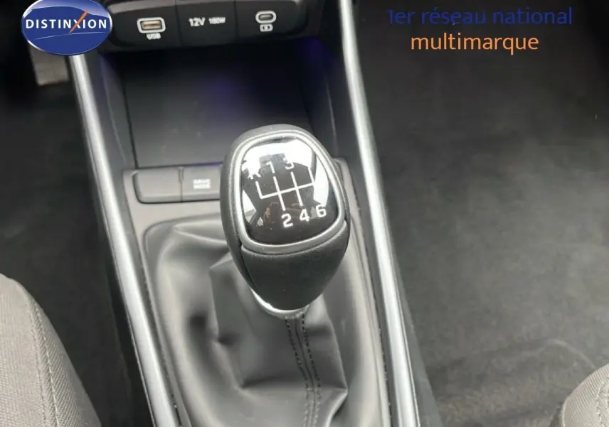 Le levier de vitesses manuel noir en gros plan dans l'habitacle d'une Hyundai i20 2025.