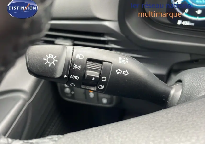 Gros plan sur la commande des feux et clignotants à gauche du volant dans l’habitacle d’une Hyundai i20 2025.