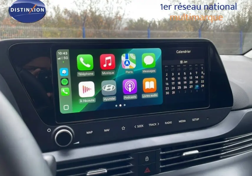 Écran tactile central affichant des applications connectées dans l'habitacle d'une Hyundai i20 2025.