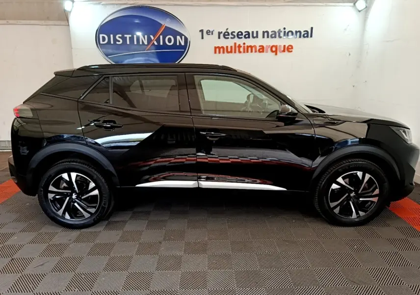 Profil côté gauche d’un Peugeot 2008 noir 2021 avec jantes alliage et détails chromés sous les portes.