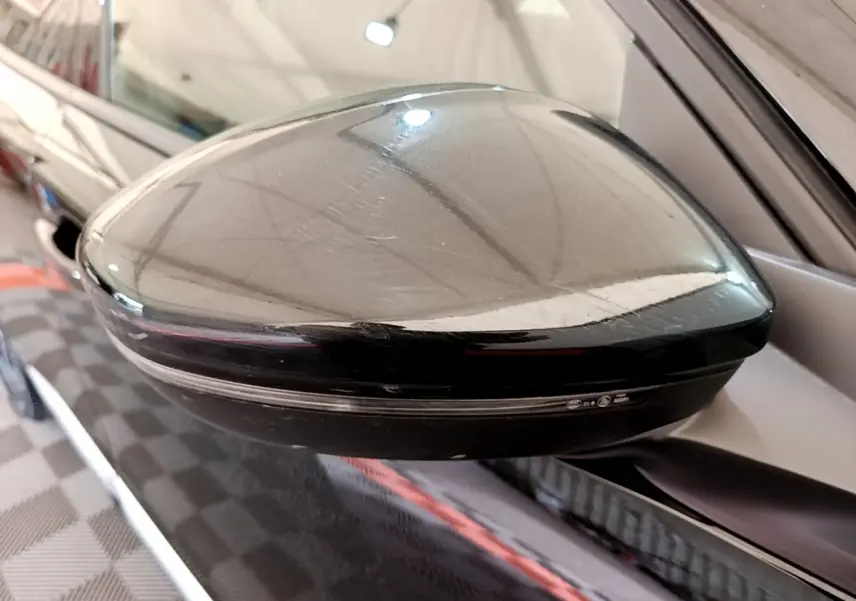 Rétroviseur droit noir brillant de Peugeot 2008 2021 avec clignotant intégré, vue rapprochée côté extérieur.