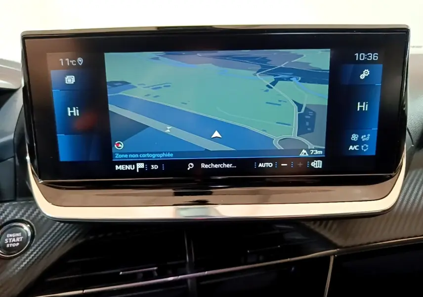 Écran tactile central du tableau de bord du Peugeot 2008 noir, affichant la navigation GPS en mode carte.