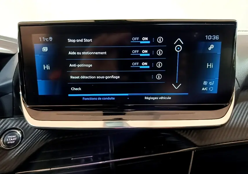 Écran tactile central du tableau de bord du Peugeot 2008 noir, affichant les réglages d'aide à la conduite.