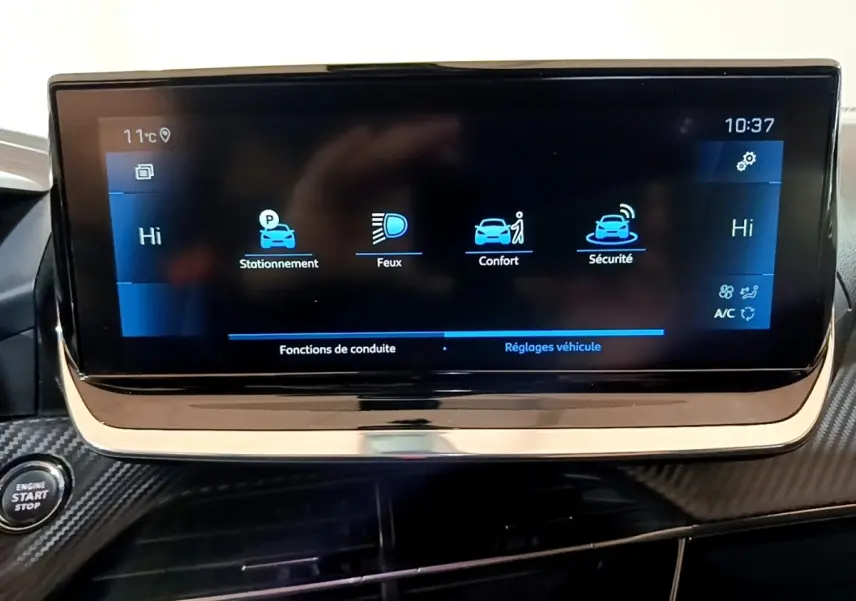 Écran tactile central du tableau de bord de la Peugeot 2008 noir, affichant les réglages de conduite et sécurité.