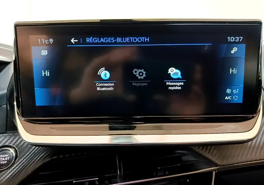 Écran tactile central du tableau de bord du Peugeot 2008 noir, affichant les réglages Bluetooth.