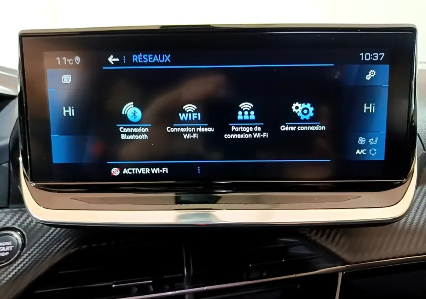 Écran tactile central du Peugeot 2008 noir 2021 affichant les options de connexion Bluetooth et Wi-Fi.