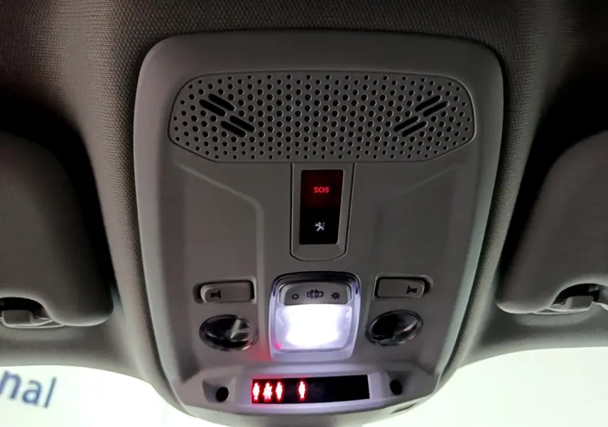 Vue intérieure du plafonnier avant avec bouton SOS et éclairage LED du Peugeot 2008 noir, version 2021.