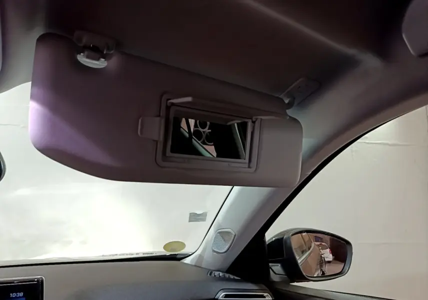 Intérieur du Peugeot 2008 noir, vue sur pare-soleil côté conducteur avec miroir ouvert et rétroviseur extérieur droit.