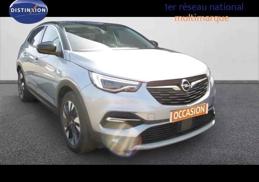 Opel Grandland X gris Himalaya, vue 3/4 avant droit, avec calandre noire et plaque "OCCASION" visible.