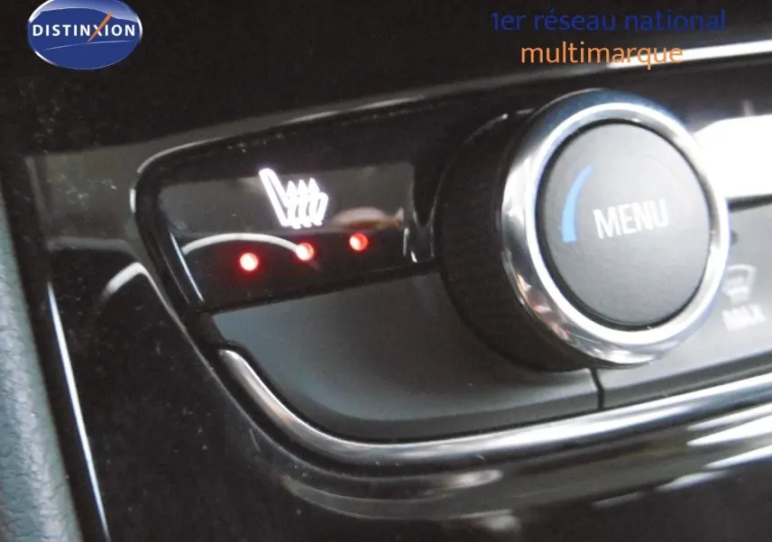 Gros plan sur le bouton de chauffage de siège activé dans l’habitacle d’un Opel Grandland X gris Himalaya 2021.