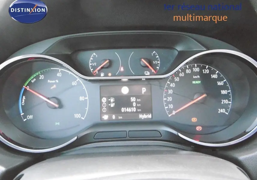 Gros plan sur le tableau de bord hybride de l'Opel Grandland X 1.6 Hybrid Turbo 300 avec affichage numérique et compteurs analogiques.