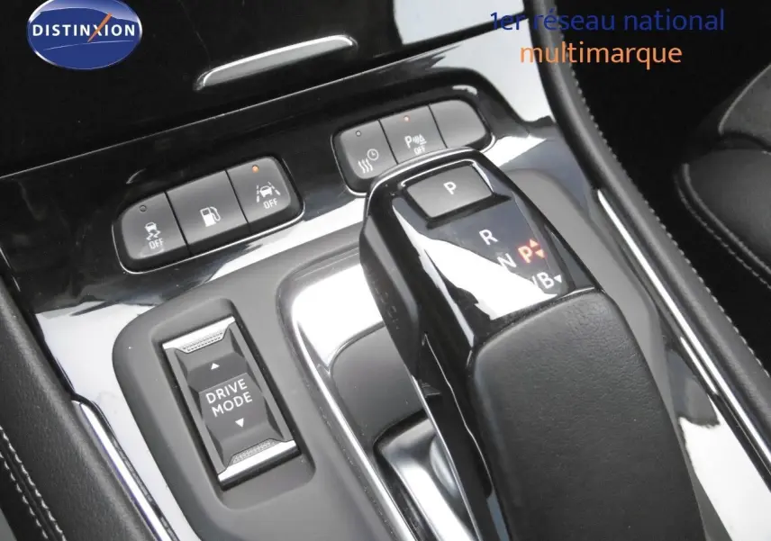 Le levier de vitesse automatique et les commandes du mode de conduite dans l'habitacle d'un Opel Grandland X gris Himalaya.