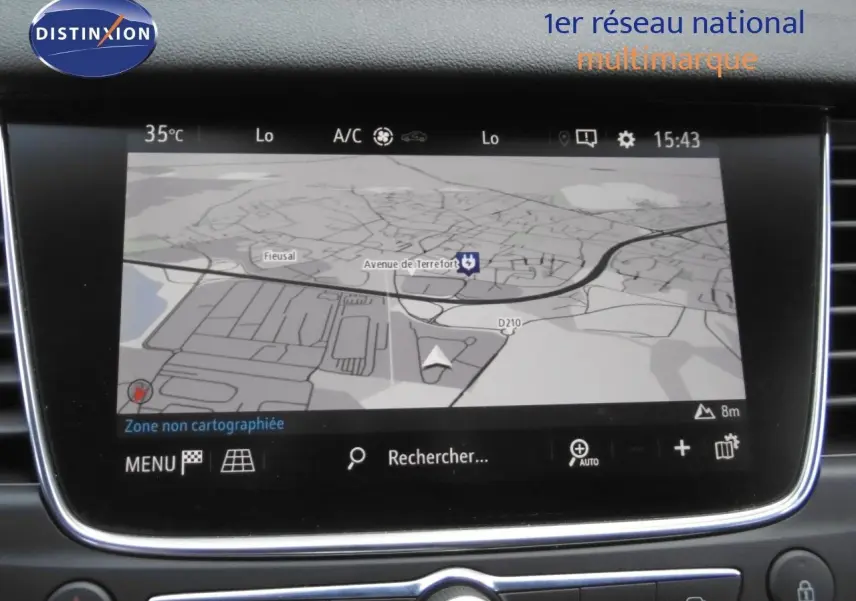 Écran tactile du système de navigation de l'Opel Grandland X gris Himalaya, affichant une carte en mode jour.