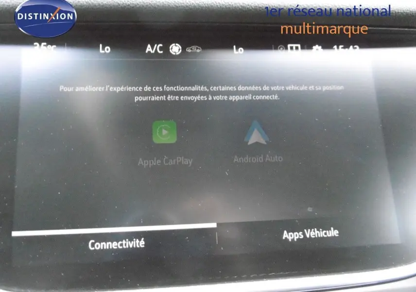 Écran tactile central du tableau de bord de l'Opel Grandland X gris Himalaya, affichant Apple CarPlay et Android Auto.