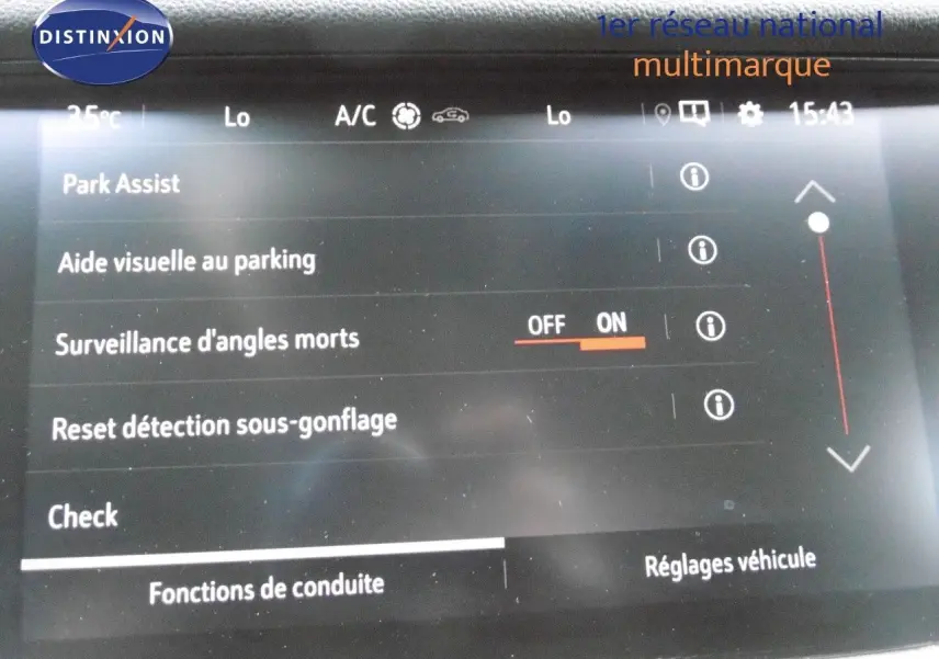 Écran tactile intérieur de l'Opel Grandland X gris Himalaya, affichant les options d'aide à la conduite.