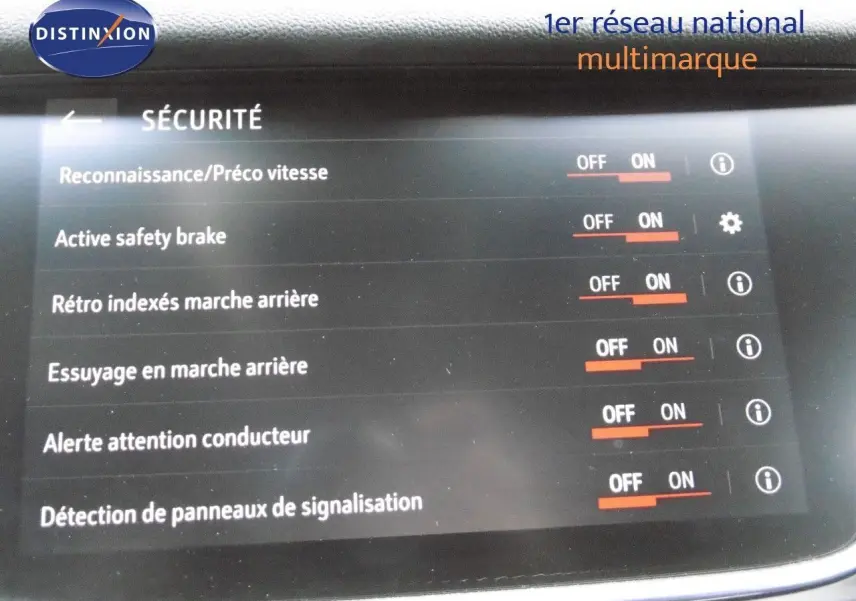 Écran tactile du système de sécurité d’un Opel Grandland X gris Himalaya, affichant les options activées.