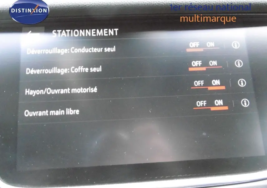 Écran tactile intérieur affichant les options de stationnement du Grandland X gris Himalaya en mode hybride rechargeable.