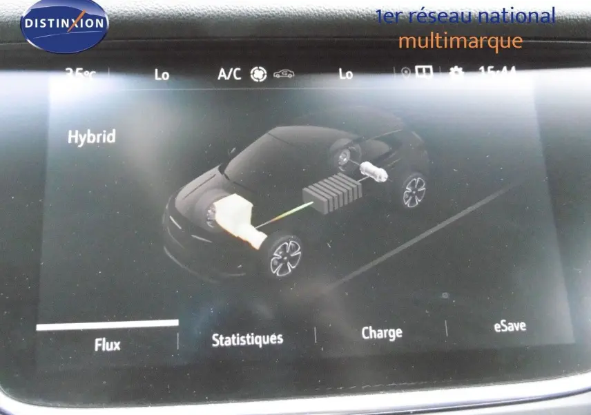 Écran intérieur du tableau de bord montrant le système hybride du Grandland X gris Himalaya, avec schéma de flux d'énergie.
