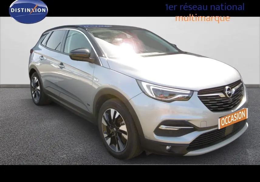 Opel Grandland X gris Himalaya en 3/4 avant droit, avec jantes noires et calandre noire brillante.