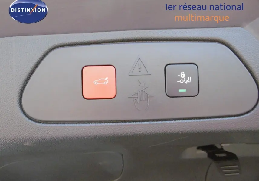 Gros plan sur les boutons de commande de coffre et de sécurité enfant dans un Opel Grandland X gris Himalaya.