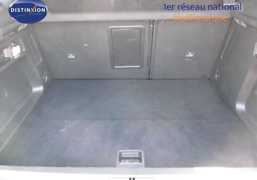 Coffre spacieux de l'Opel Grandland X hybride rechargeable, revêtement noir et compartiments intégrés.