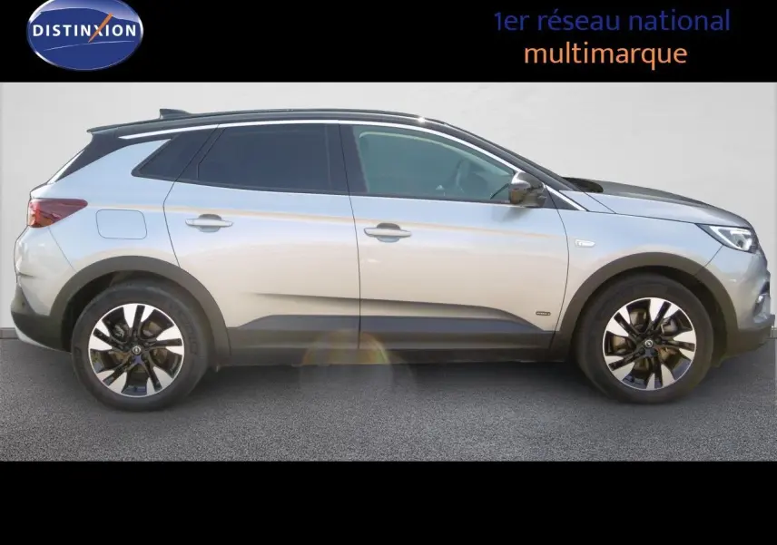Vue latérale droite d'un Opel Grandland X gris Himalaya métallisé avec jantes alliage noires et toit noir.