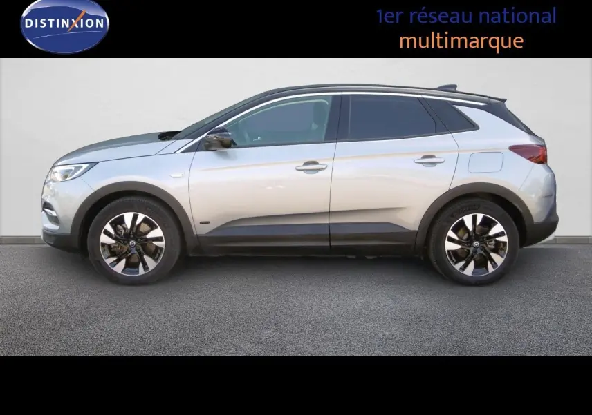Profil côté gauche d'un Opel Grandland X gris Himalaya métal, SUV hybride rechargeable avec jantes alliage noires et chromées.