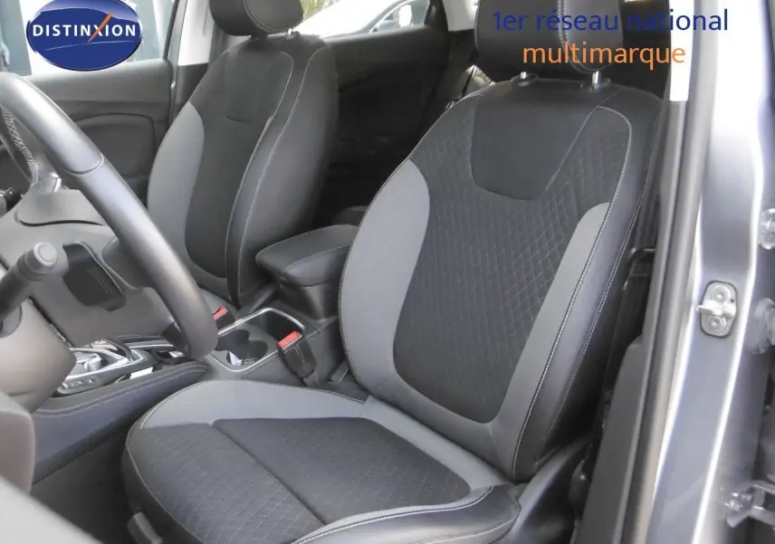 Intérieur de l’Opel Grandland X gris Himalaya, vue rapprochée des sièges avant bi-matière noir et gris.