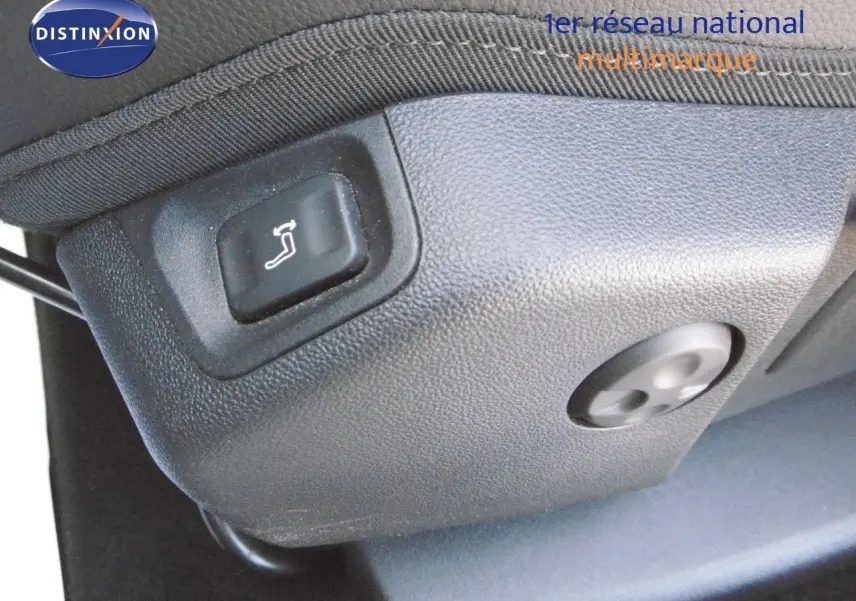 Gros plan sur les commandes de réglage électrique du siège avant d'un Opel Grandland X gris Himalaya.