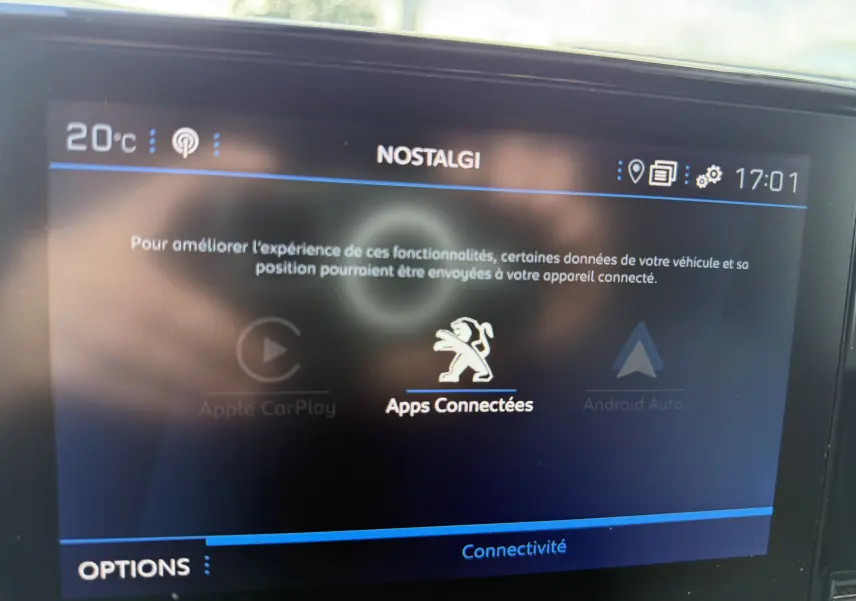 Écran tactile central du Peugeot Partner blanc 2021 affichant les options de connectivité avec logo lion lumineux.