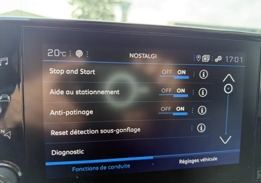Écran tactile du tableau de bord du Peugeot Partner 2021 affichant les réglages d’aide à la conduite et de sécurité.