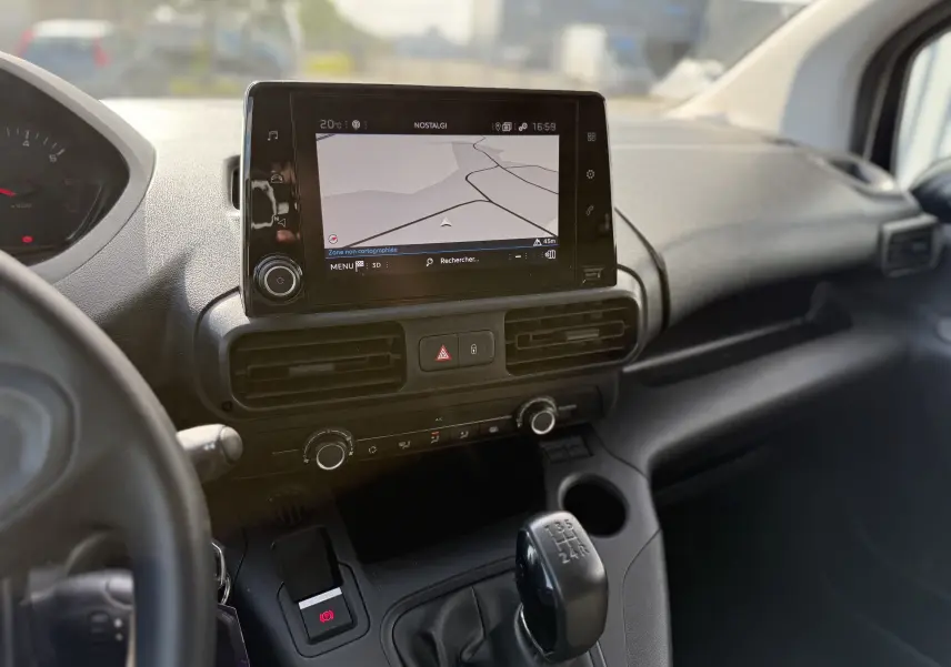 Tableau de bord du Peugeot Partner 2021 vue côté conducteur, écran tactile et levier de vitesse manuel visibles