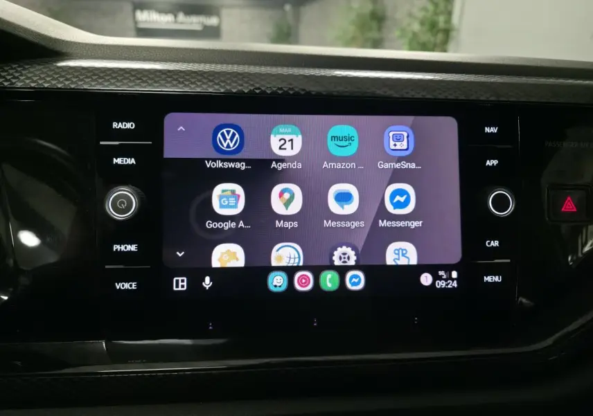 Écran tactile central du Volkswagen Taigo 2024 affichant des applications connectées, vue de face intérieure.