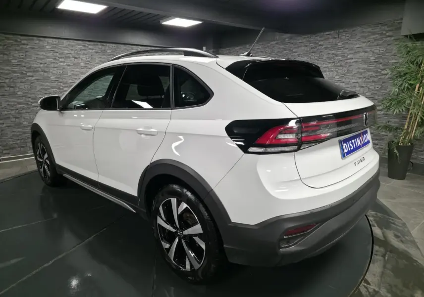 Volkswagen Taigo blanc en 3/4 arrière droit, avec jantes alliage 17 pouces et feux arrière LED horizontaux.