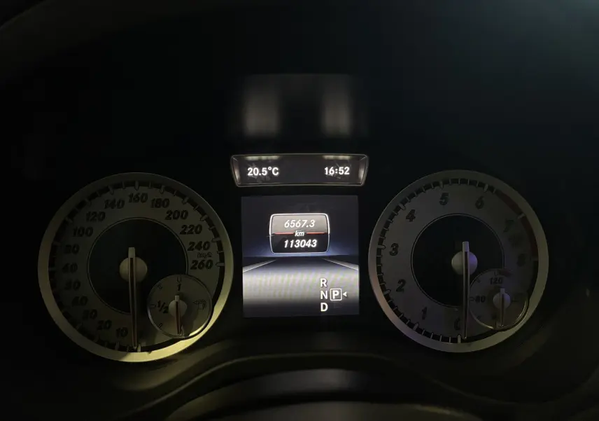 Tableau de bord éclairé de la Mercedes Classe A 250 AMG Sport 2014, affichant vitesse, régime et température à 16:52.