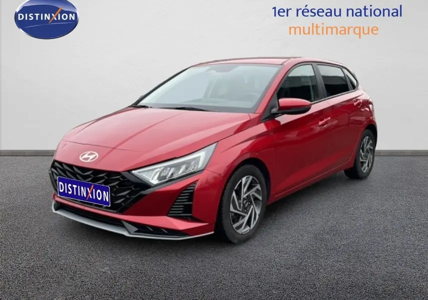 Hyundai i20 rouge Dragon Metal vue 3/4 avant droit, mettant en valeur ses optiques LED et sa calandre noire distinctive.