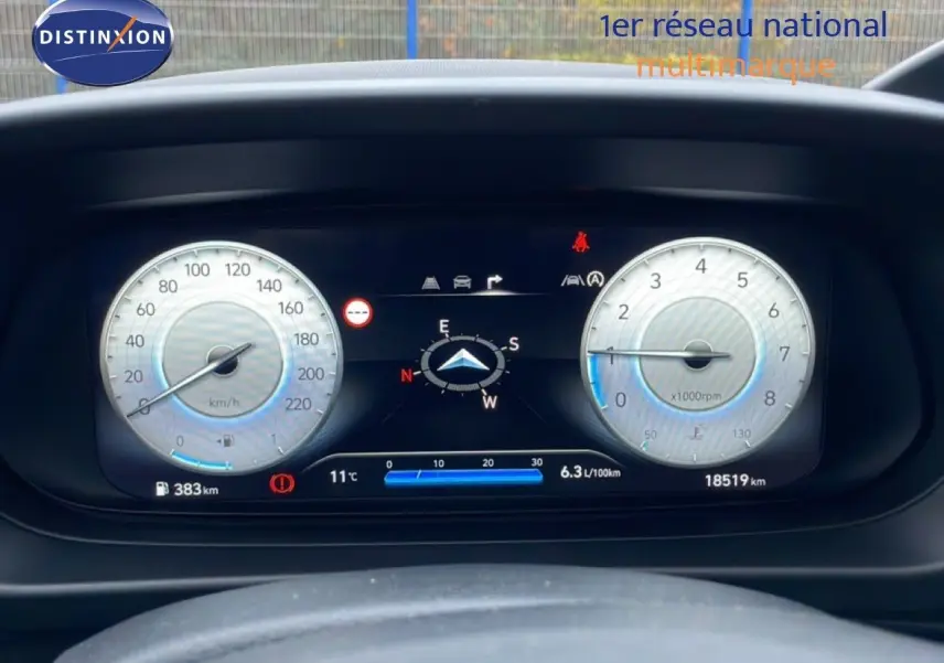 Tableau de bord numérique de la Hyundai i20 2025, affichant vitesse, compte-tours et boussole en vue frontale.