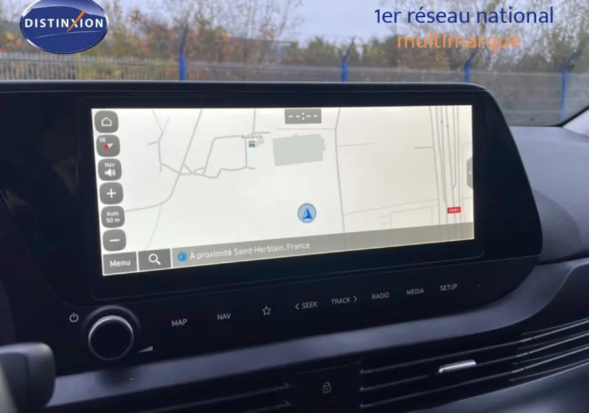 Écran tactile du système de navigation de la Hyundai i20 2025, affichant une carte près de Saint-Herblain, intérieur noir.