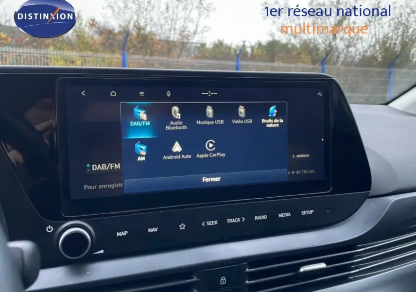 Écran tactile central affichant les options multimédia dans l'habitacle d'une Hyundai i20 2025.