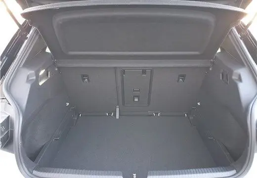 Coffre ouvert en vue arrière d'un Volkswagen ID.3 204 ch blanc glacier, montrant un espace de chargement vide et propre.