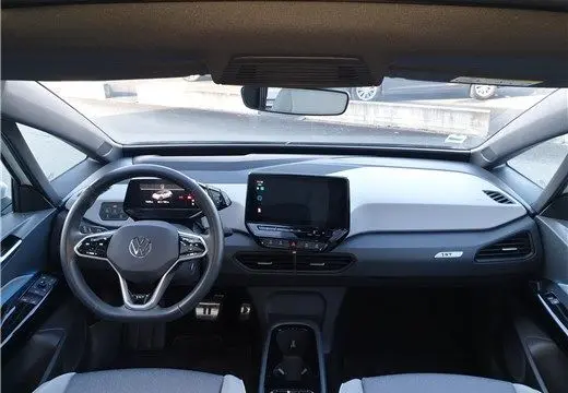 Tableau de bord et volant du Volkswagen ID.3 blanc glacier 2020, avec écran tactile central et affichage numérique.