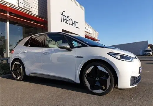 Volkswagen ID.3 blanc glacier en 3/4 avant droit, soulignant ses jantes noires et son design électrique moderne.