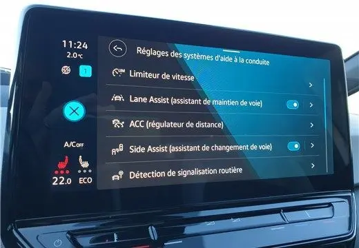 Écran tactile du système d'aide à la conduite dans l'habitacle d'une Volkswagen ID.3 blanche, affichant les réglages assistés.